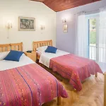 Four-bedroom In Дом отдыха Врсар