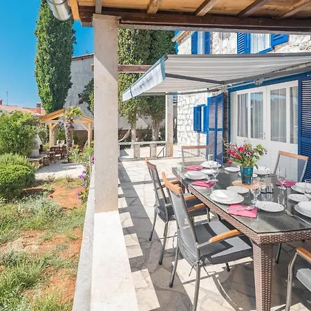 Tatil Evi Lovely In With Jacuzzi Vrsar