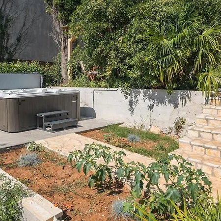 Holiday home Lovely In With Jacuzzi Vrsar